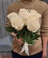 Букет из 7 белых роз в ленту