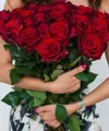 25 роз с красной лентой