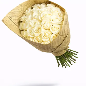 Букет из 25 белых роз в крафте