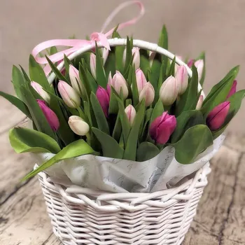 Корзина с тюльпанами