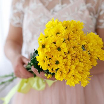 Букет из семи хризантем в ленту