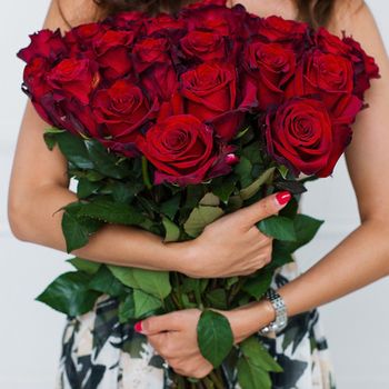 25 роз с красной лентой