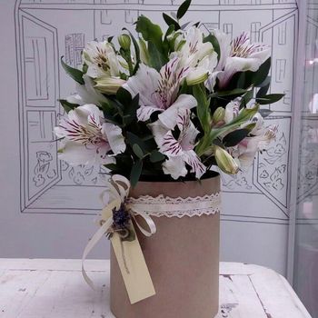 Композиция "Альстромерии в коробочке"