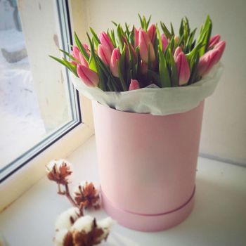 35 тюльпанов в шляпной коробке