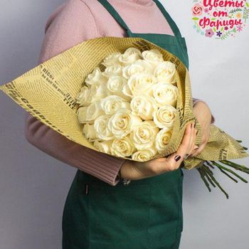 Букет из 25 белых роз в крафте