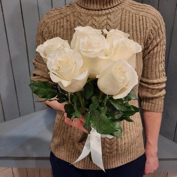 Букет из 7 белых роз в ленту