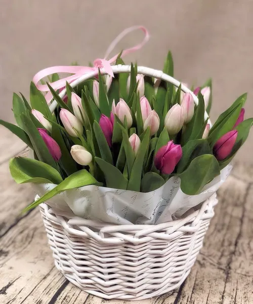 Корзина с тюльпанами