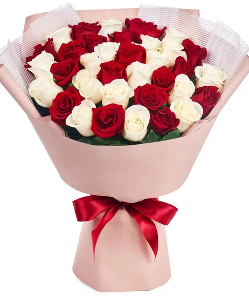 Букет из красных и белых роз