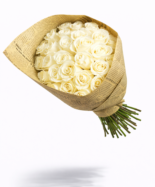 Букет из 25 белых роз в крафте