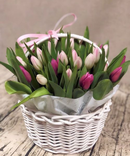 Корзина с тюльпанами