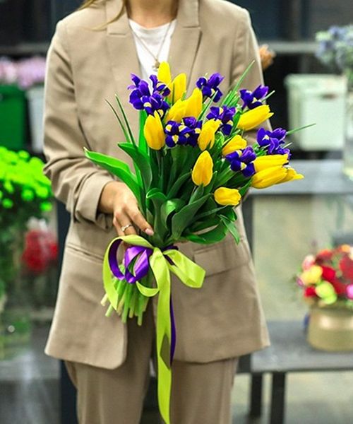 Букет «Ирисы в тюльпанах»