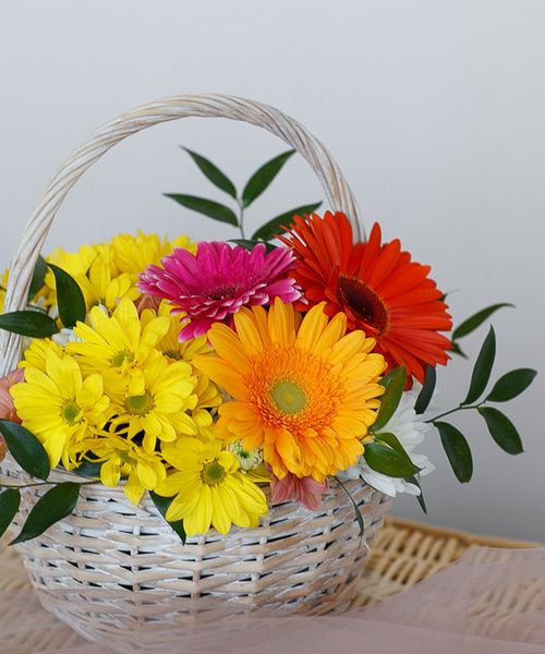 Корзина с герберами