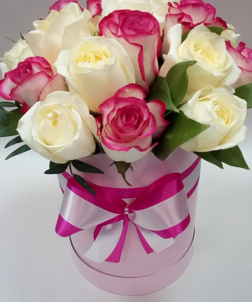 Белые и розовые розы в шляпной коробке