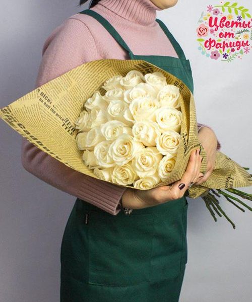Букет из 25 белых роз в крафте