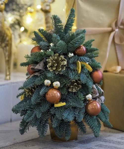 Елка с шишками